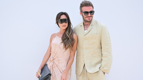 Victoria Beckham meztelenruhában gálázott férje oldalán: David Beckham nem is pózolhatott volna mellette büszkébben
