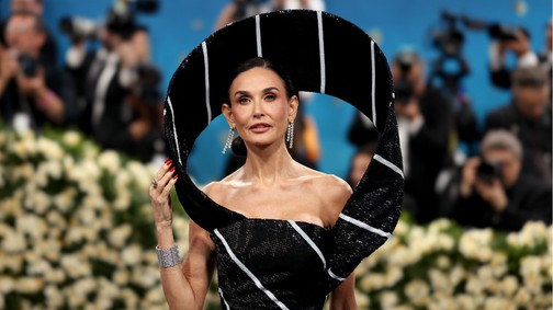 Demi Moore új frizurára váltott: mintha évtizedeket fiatalodott volna a színésznő