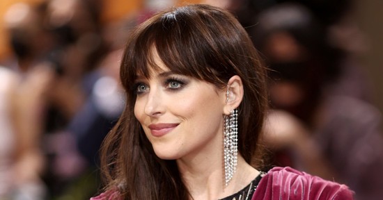 Mintha nem is az ő arca lenne: Dakota Johnson friss fotóin hüledeznek a rajongók
