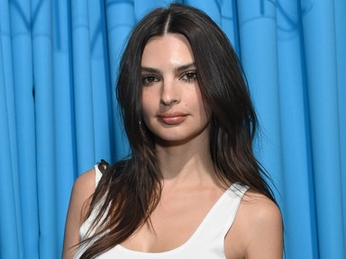 Emily Ratajkowski pucérruhája bárkit zavarba hoz, csak úgy árad belőle a meztelenség