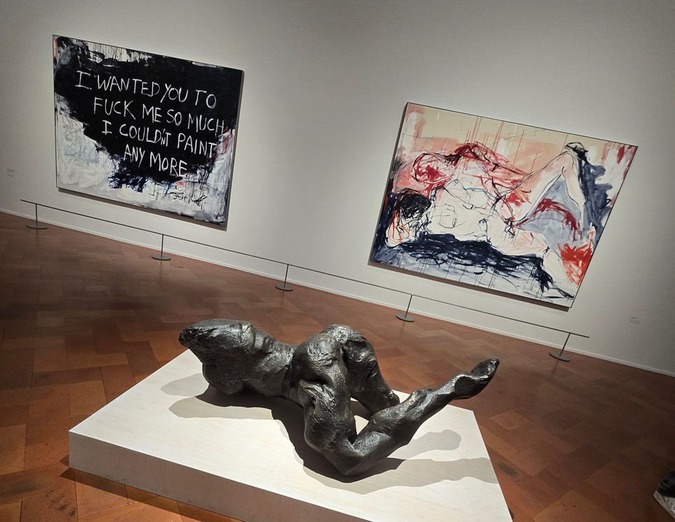 Emin személyes művei a trauma, a túlélés és a sebezhetőség kérdéseire reflektálnak.