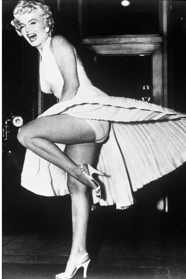 Marilyn Monroe 1955-ös filmjében, a Hét év vágyakozásban ikonikussá vált képek készültek  fellebbenő fehér szoknyájáról, és mindenki láthatta a bugyiját, amely mai szemmel nem igazán nevezhető kihívónak, de akkor maga volt a csábítás.