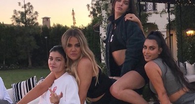 Ilyen még nem volt: cuki fotón az összes Kardashian-Jenner csemete