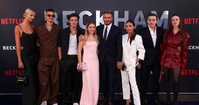 Victoria Beckham és menye miniben táncolnak a tengerparton, és nem kérnek érte elnézést