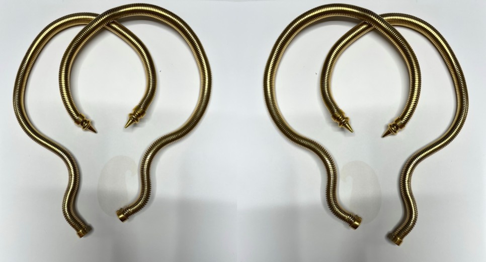 A Brass Bangle az újjászületést jelképezi, egyszerre idézi az ókori ékszereket és illik bele egy modern ruhatárba. A tervezők célja az is, hogy ereklyéket, olyan tárgyakat hozzanak létre, amik túlmutatnak önmagukon