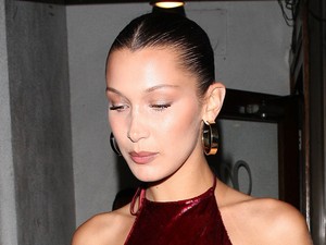 Bella Hadid felvette az év legdögösebb ruháját, hát persze, hogy átlátszó