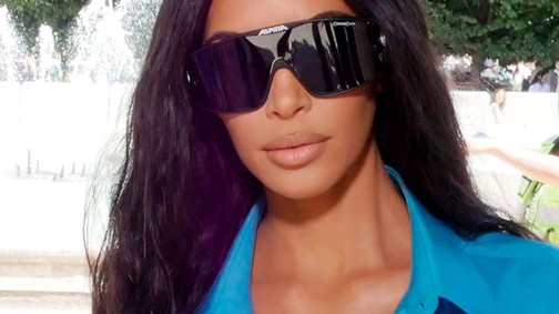 Kim Kardashian az autószerelők gyöngye lenne ebben a ruhában!