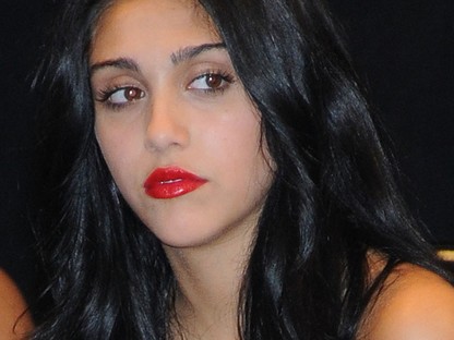 Madonna lányának abszurd fülbevalójánál már csak cicivillantása feltűnőbb