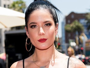 Halsey halloweeni kosztümje alig takar valamit