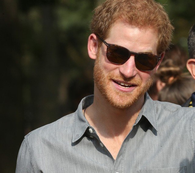 Ilyen viccesen grimaszolt Harry herceg, hogy felvidítson egy kislányt!