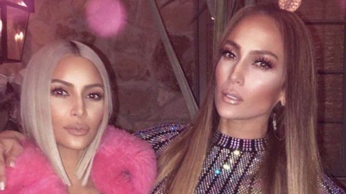 Ilyen Jennifer Lopez 2 millió forintos partiruhája