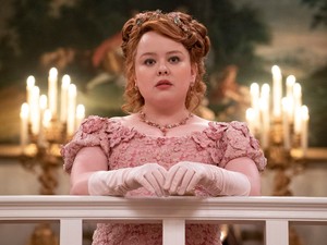 Káprázatosan szép fotók készültek a Bridgerton sztárjáról, alig ismertünk rá