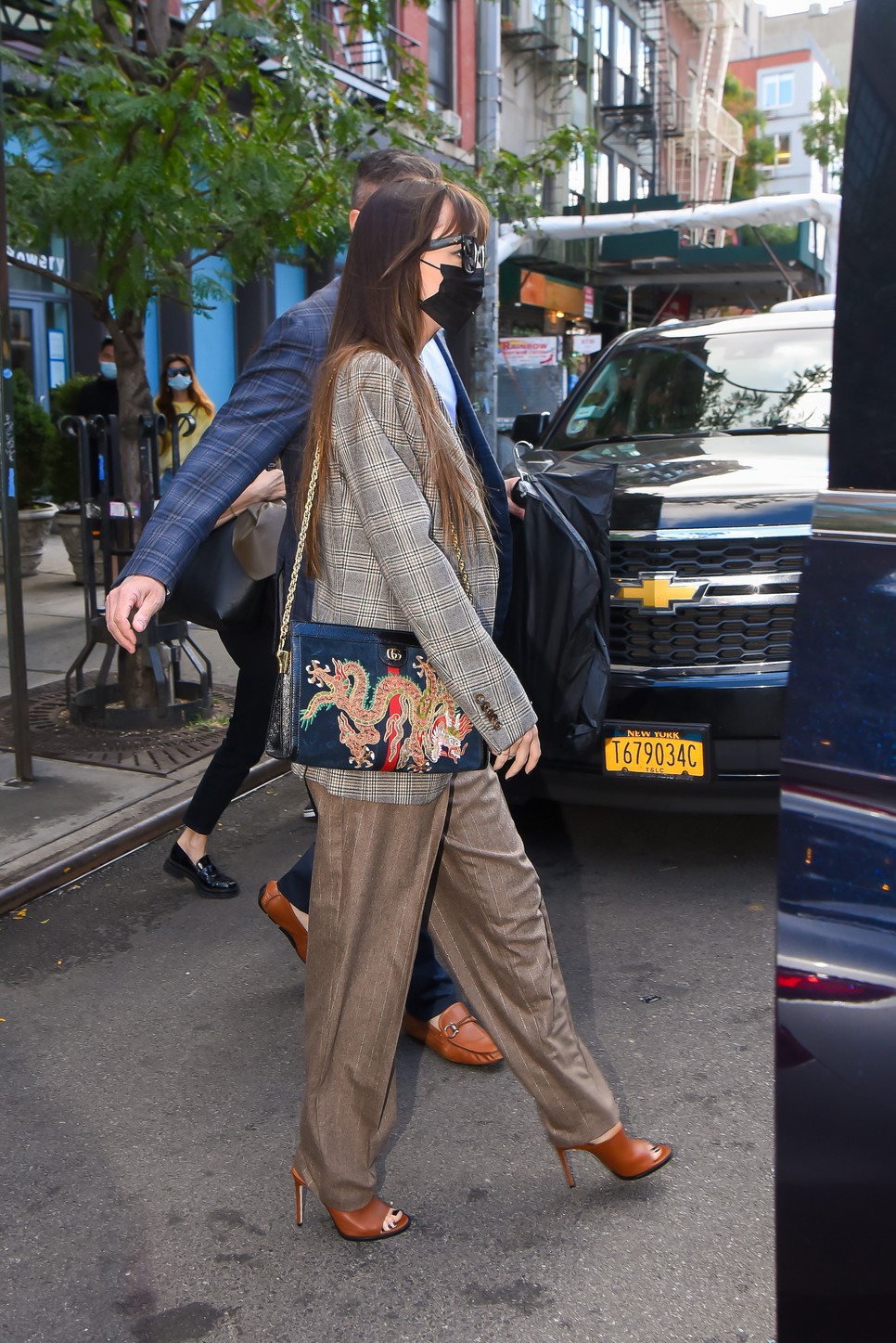 Dakota Johnson és a tökéletes frufruja diktálják idén ősszel a divatot