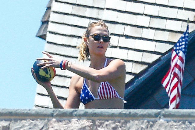 Bikini Amerika! - A sztárok nemzeti színű fürdőruhában pancsoltak