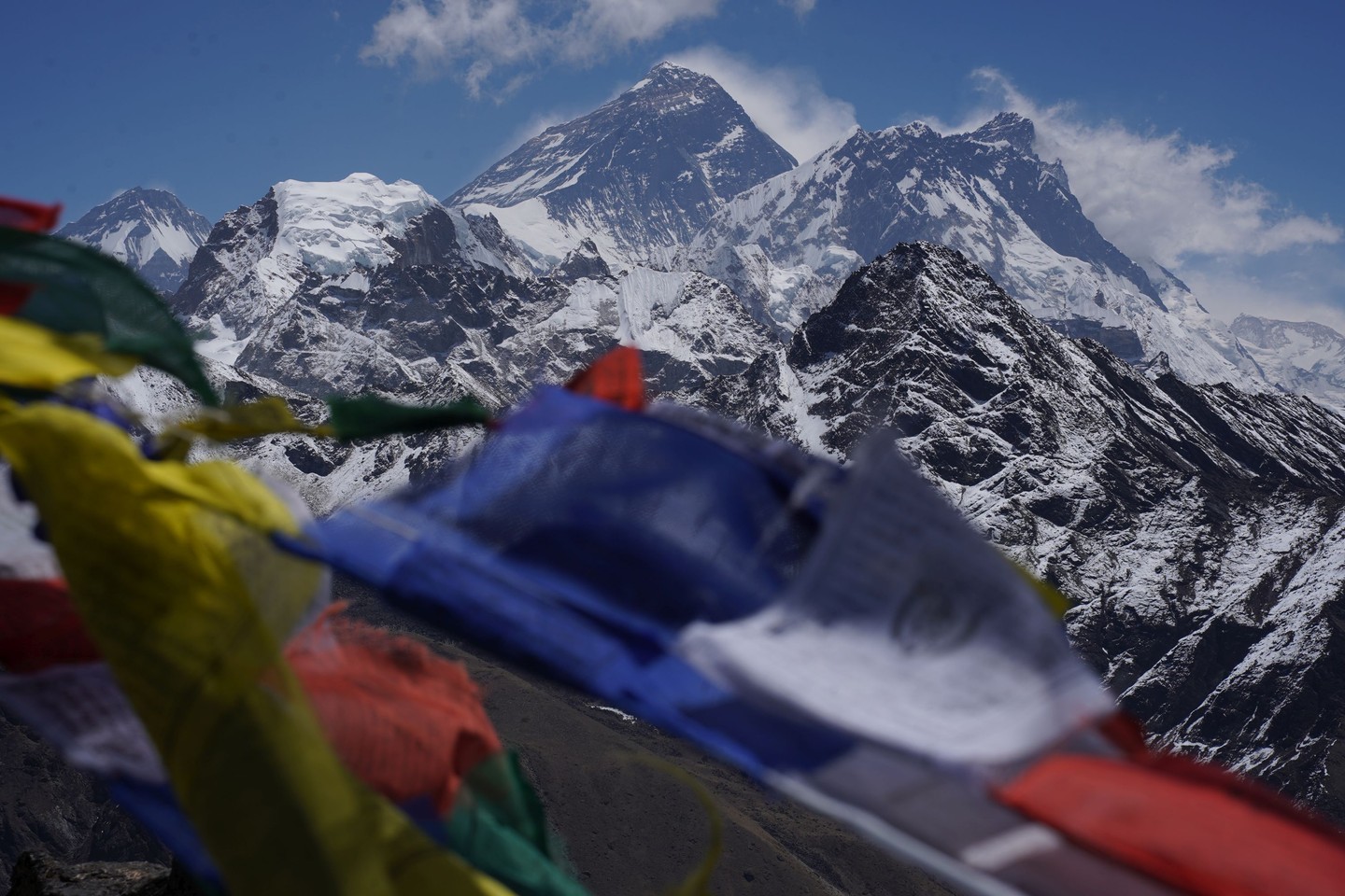 Kilátás a Mount Everest-re az 5360 méter magas Gokyo-hegy csúcsáról