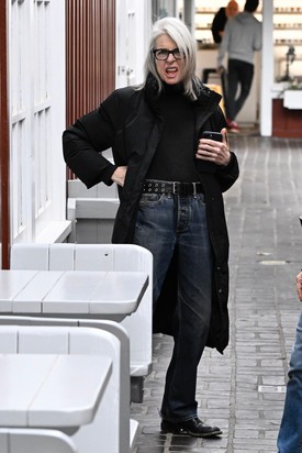 A lesifotósok utoljára 2024 decemberében kapták lencsevégre, amikor mókásan pózolt a kameráknak, miközben a kaliforniai Brentwoodban shoppingolt. 