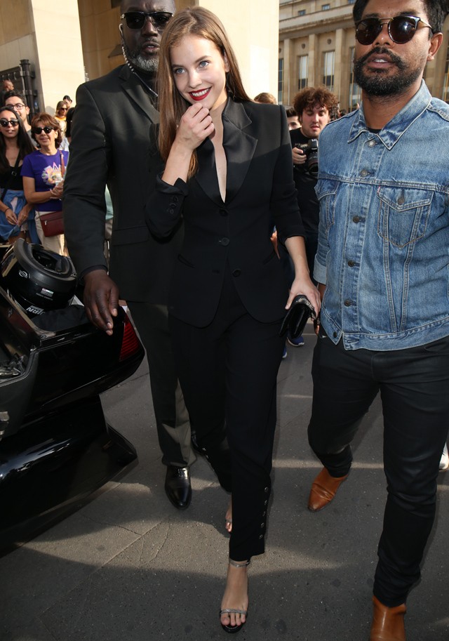 Palvin Barbi Armani nadrágkosztümben