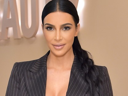 Kim Kardashian mellei önálló életet élnek ebben a felsőben