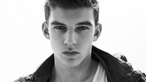 Elizabeth Hurley szexi modell unokaöccse