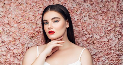 Visszatérhetnek a kilencvenes évek, de a mesterséges intelligencia is egyre nagyobb szerepet kap majd - szakértő mesél az idei év sminktrendjeiről