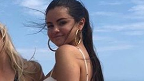 Selena Gomez fenékvillantós fürdőrucis fotókon mutatta meg, hogy majd kicsattan a boldogságtól