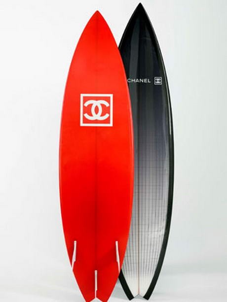 Chanel szörfdeszka? Még a cápák szája is tátva marad... A legvagányabb hullámlovasok biztosan ezt választanák!
