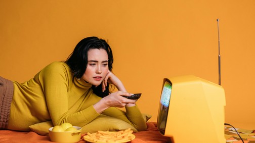 Félelmetes dolog történhet a testeddel, ha napi 2 órát tévézel: a szakemberek is figyelmeztetnek