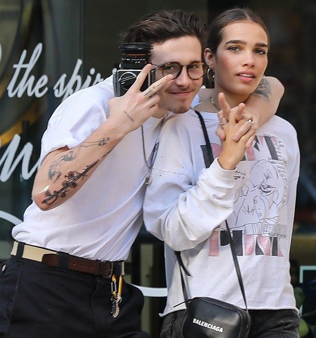 Brooklyn Beckham és Hana Cross szerelmes andalgása