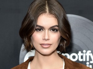 Kaia Gerber otthoni hajfestésbe fogott, és imádnivaló lett az eredmény