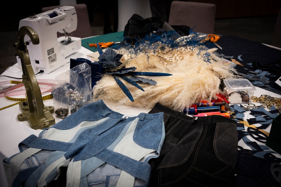 A Hyundai a már nem viselt farmerekből autós kiegészítőket készít, illetve más autófelszereléseket is újrahasznosít