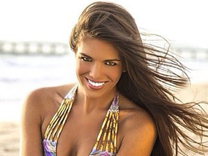 Ez óriási! Újszülött gyerekét szoptatta a kifutón a bikinimodell