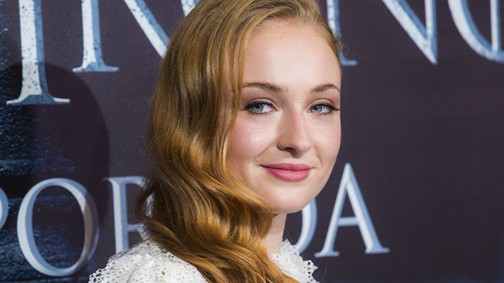 Sophie Turner: Nem hiszed el milyen hajra váltott a Trónok harca vörös szépsége