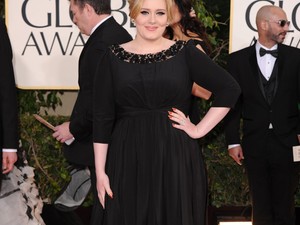 Adele feketében a vörös szőnyegen