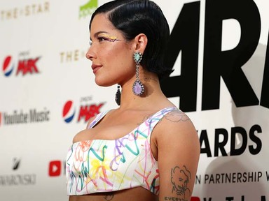 Halsey megmutatta természetesen göndör haját, és bárcsak mindig így hordaná