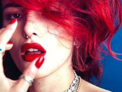 Bella Thorne csillámfejű kecskévé változik, miközben pénzt szór a kutyájára új klipjében