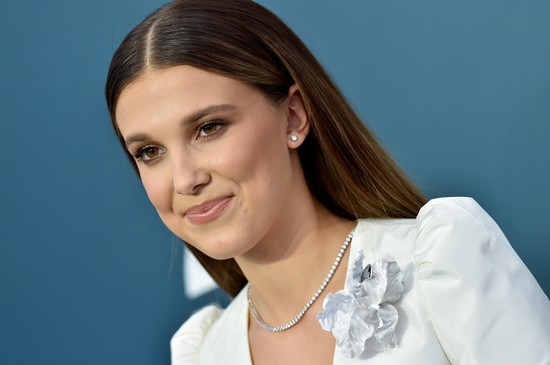 Millie Bobby Brown élete legmerészebb szettjében lépett a vörös szőnyegre