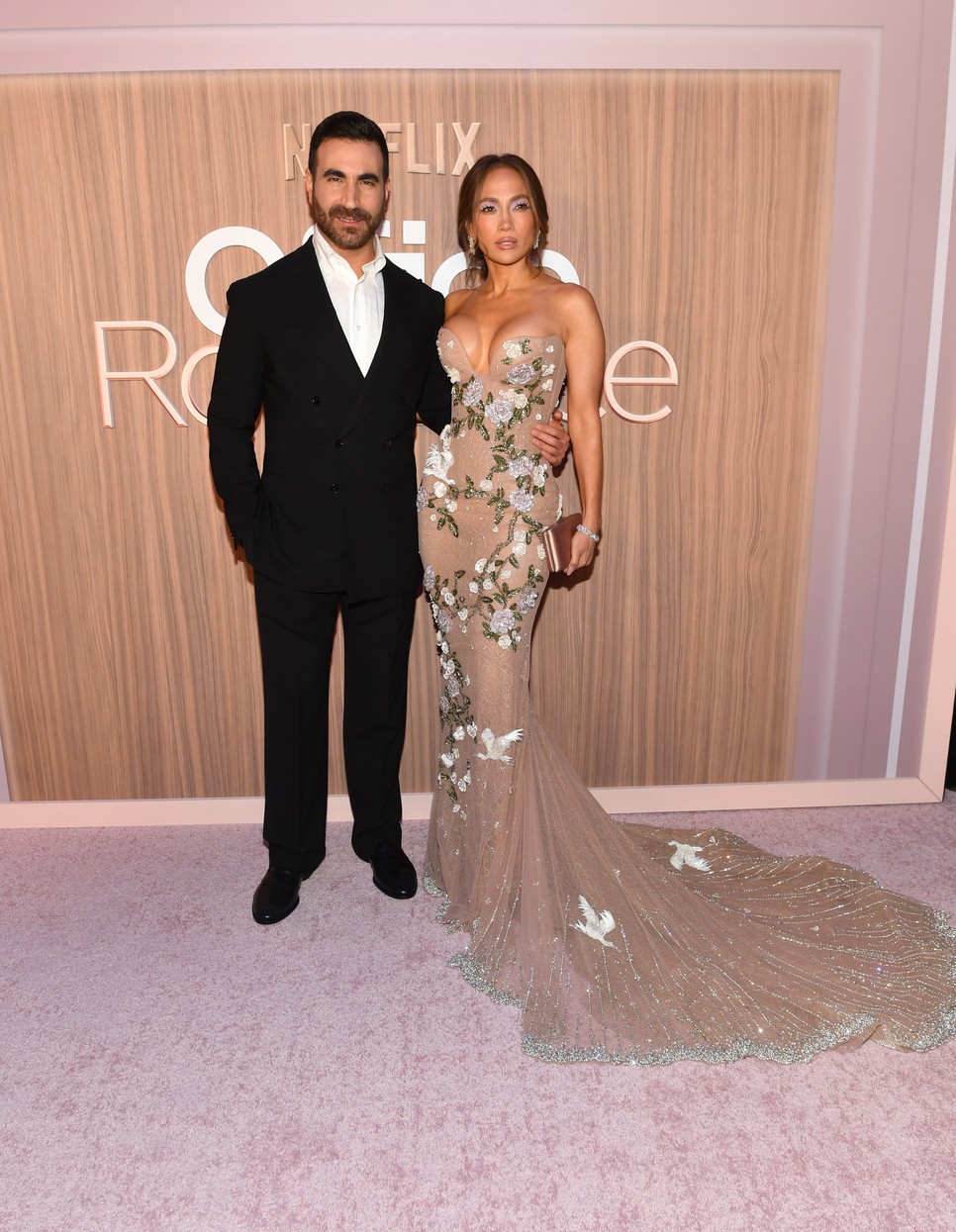 Jennifer Lopez káprázatos sellőruhában tündökölt kollégája, Brett Goldstein oldalán
