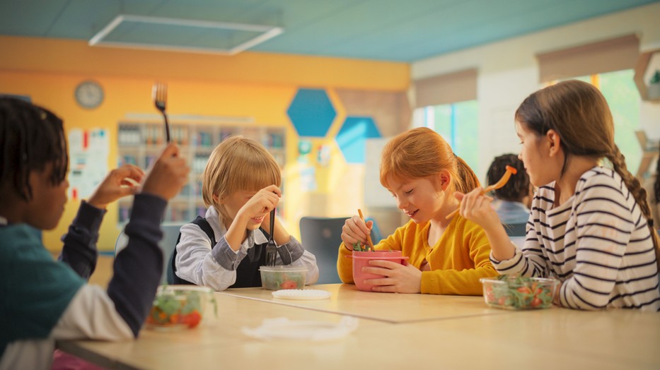 A Clarins szépségápolási márka a Mary's Meals-szel együttműködve minden vásárlásod után tíz kisgyereknek ad ebédet