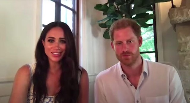 Meghan és Harry herceg Santa Barbarába költöztek, produkciós irodát alapítottak és szerződést kötöttek a Netflix-szel. Sikereiknek azonban sokan nem örültek őszintén, a The Daily Express olvasóinak 98 százaléka például azt szerette volna, hogy Harry és Meghan mondjanak le hercegi címeikről, ha már feladataikat nem látják el többé. A királynő később kijelentette, hogy Harry mindig is királyi herceg marad, hiszen ő a trónörökös második szülött fia. Ezt a ˝címet˝ születése napján szerezte meg és semmi nem veheti el tőle. 