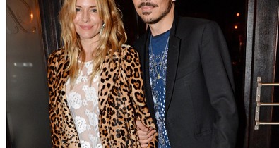 Sienna Miller karján tervezővel Kate Moss-t idézi