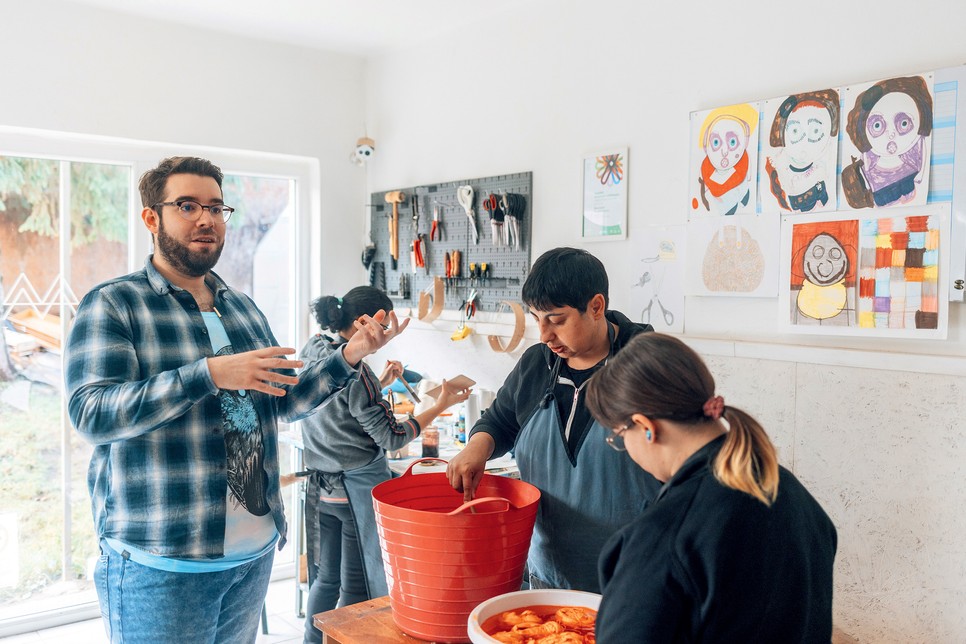 Szalkai Dániel szerint a megrendelők olykor nehezen értik meg, miért nincs készletük, ahonnan azonnal áruhoz jutnának
