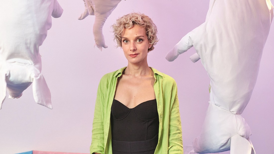 Kis Judit képzőművész az Andalító lelkek című installációjában, a Ludwig Múzem Vigyázat, törékeny című kiállításán