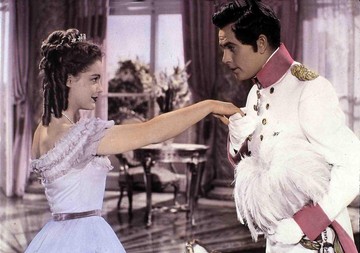 Bár első pillantásra úgy tűnhet, hogy a képen a Ferenc József császárt alakító Karlheinz Böhm látható Romy Schneider oldalán, valójában nem ő szerepel a jelenetben, hanem Adrian Hoven, egy osztrák színész, aki a trilógia előkészületi fázisában még esélyes volt a császár szerepére. A rendező, Ernst Marischka végül Karlheinz Böhm mellett döntött. A választás kulcsa az volt, hogy Böhm „visszafogottabb, mégis tekintélyt sugárzó” jelenléttel bírt – ez illett jobban a film idealizált császárához. 