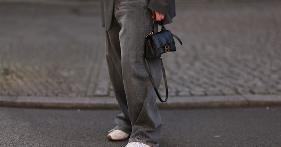 2025 őszén búcsúzz el a kék farmertől: ez a szín veszi át a helyét