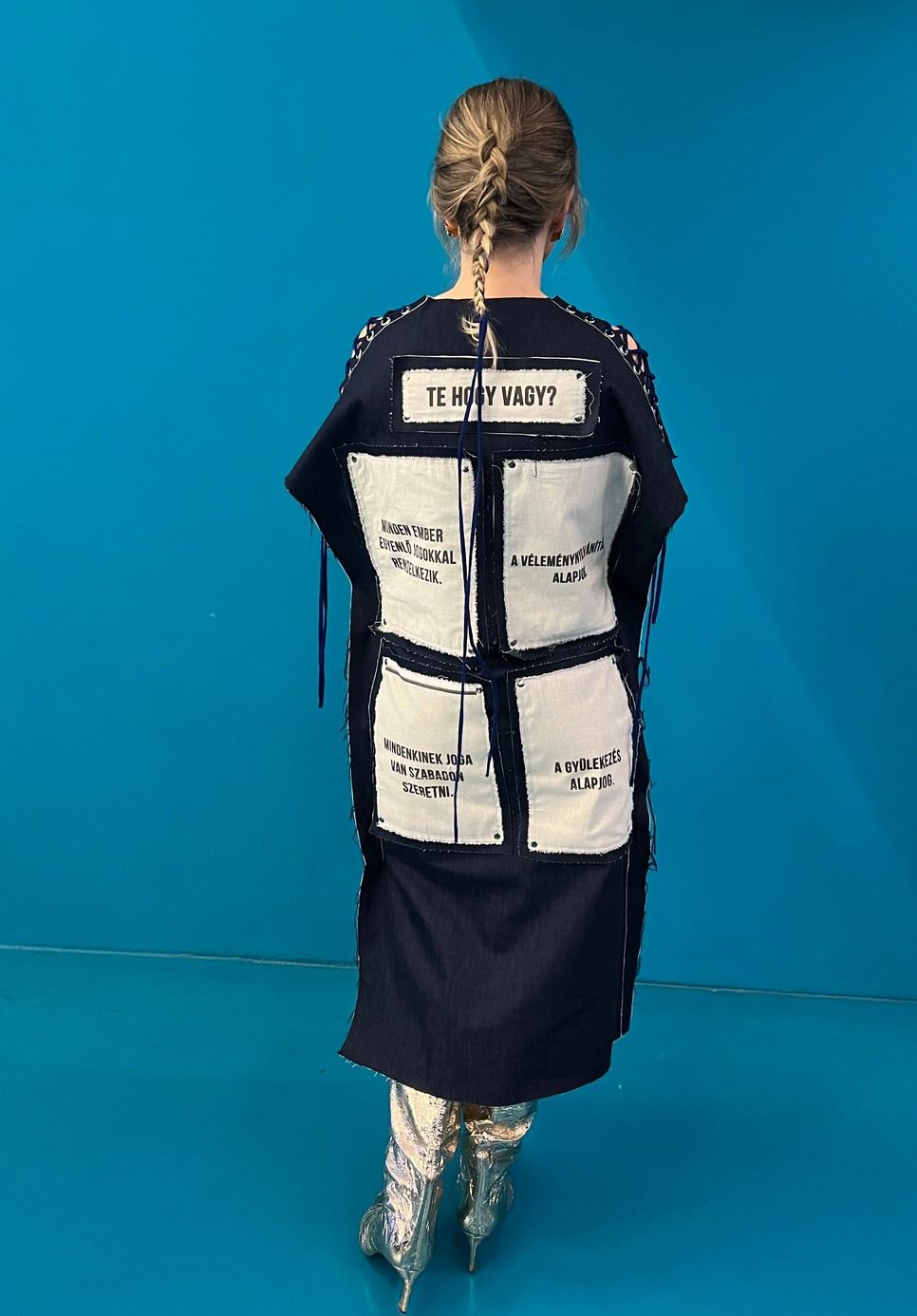 Marge Szarvas Valentin tervezte ruhájának hátulján az emberi jogokból válogattak az alkotók, így mindenki elolvashatta őket a GLAMOUR Women of the Year gálán