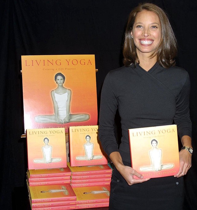 Christy Turlington jógakönyvével