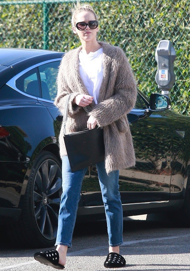 Jennifer Lawrence házi papucsban