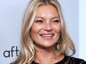 45 évesen is cicit villant a vörös szőnyegen Kate Moss