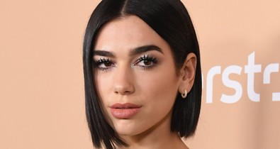Dua Lipa őrületesen vagány hosszú, platinaszőke hajjal