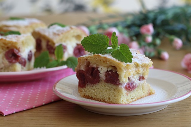 Halmozd az élvezeteket ezzel a szuperegyszerű bögrés túrós-meggyes sütivel